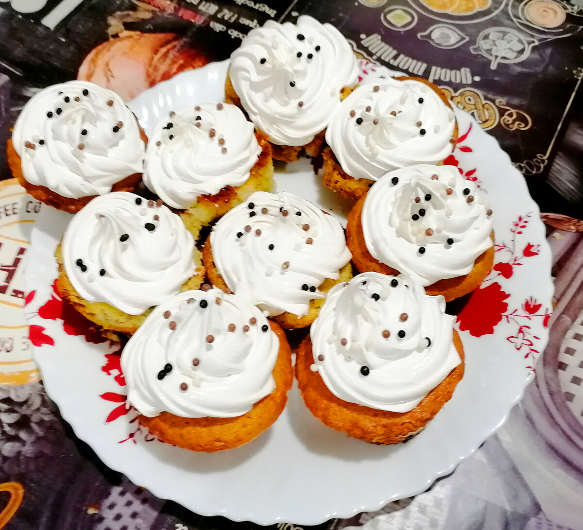 Предлагаю приготовить очень вкусный и лёгкий крем для украшения тортов пирожных и капкейков. 