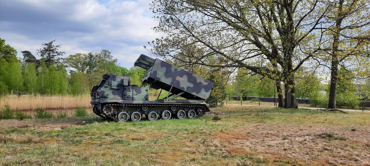 Система MLRS, вариант на колесном шасси называется HIMARS. Главная опасность этих систем - они используются в т.ч. и как ПУ оперативно тактических ракет. 