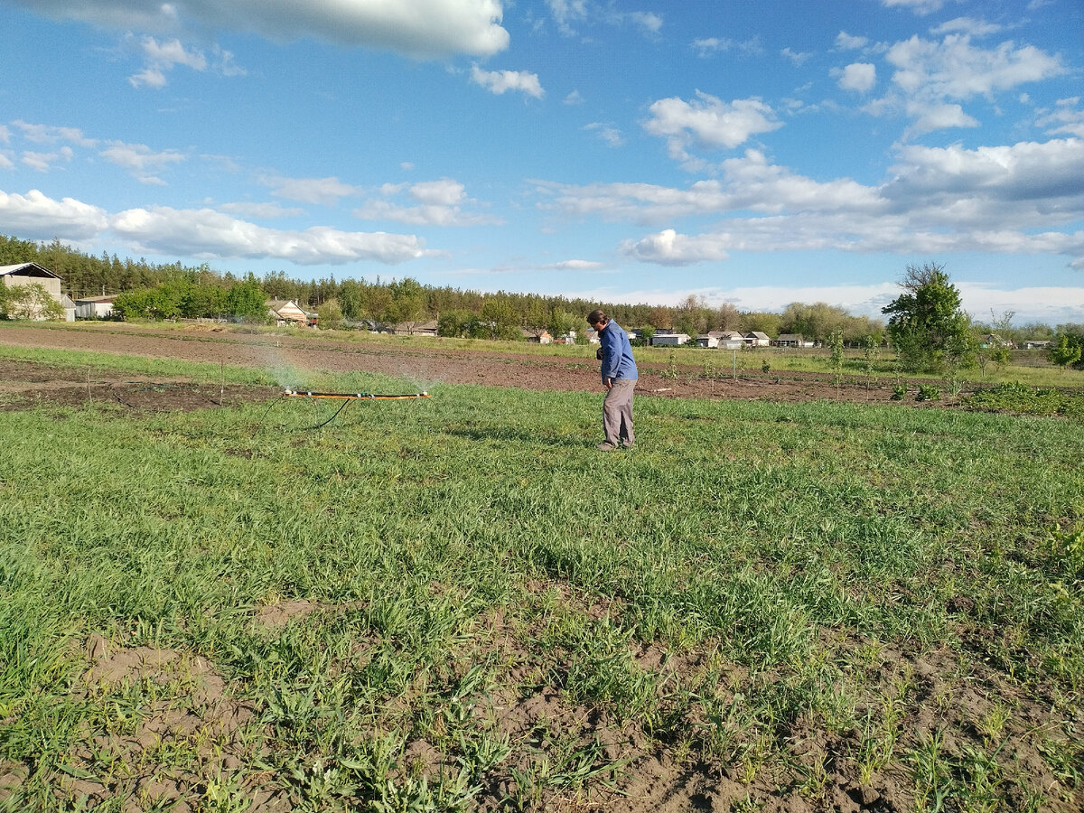 Вот начало героического поступка )))Приближается к брызгалке