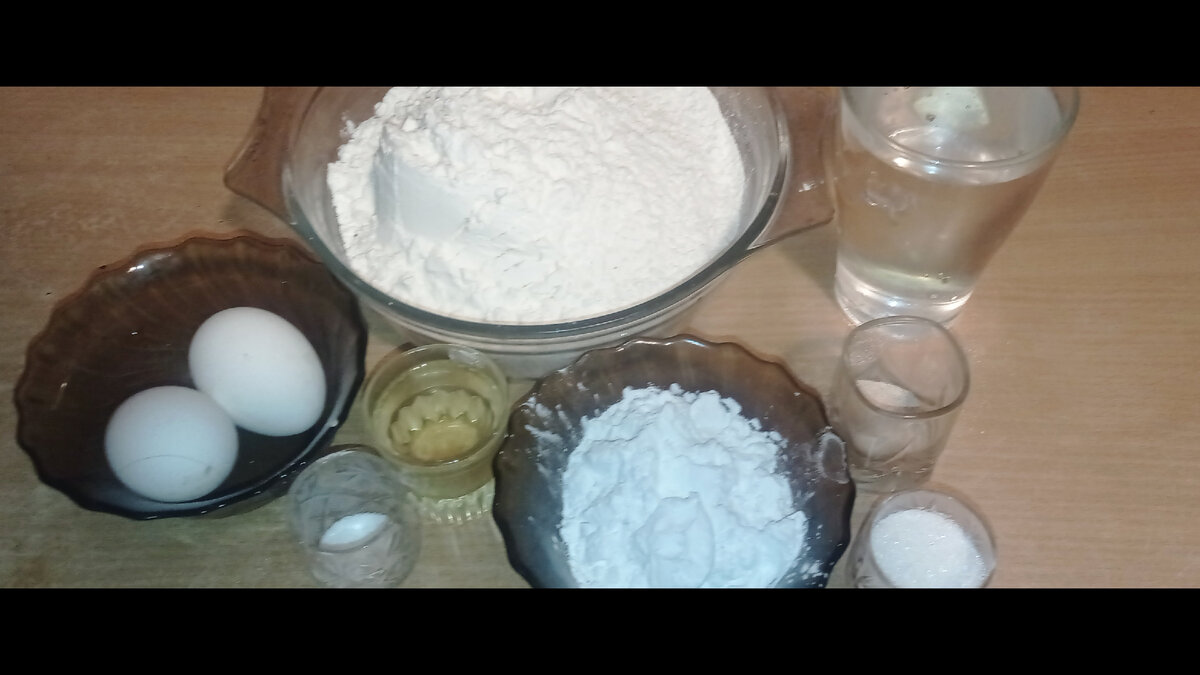 1) Приготовте продукты, они должны быть все комнатной температуры

2) В глубокую миску влить воду, добавить дрожжи, соль, сахар, яйцо, масло и хорошо размешать венчиком. 

3) Добавить крахмал, муку ( лучше частями) и замесить тесто. 