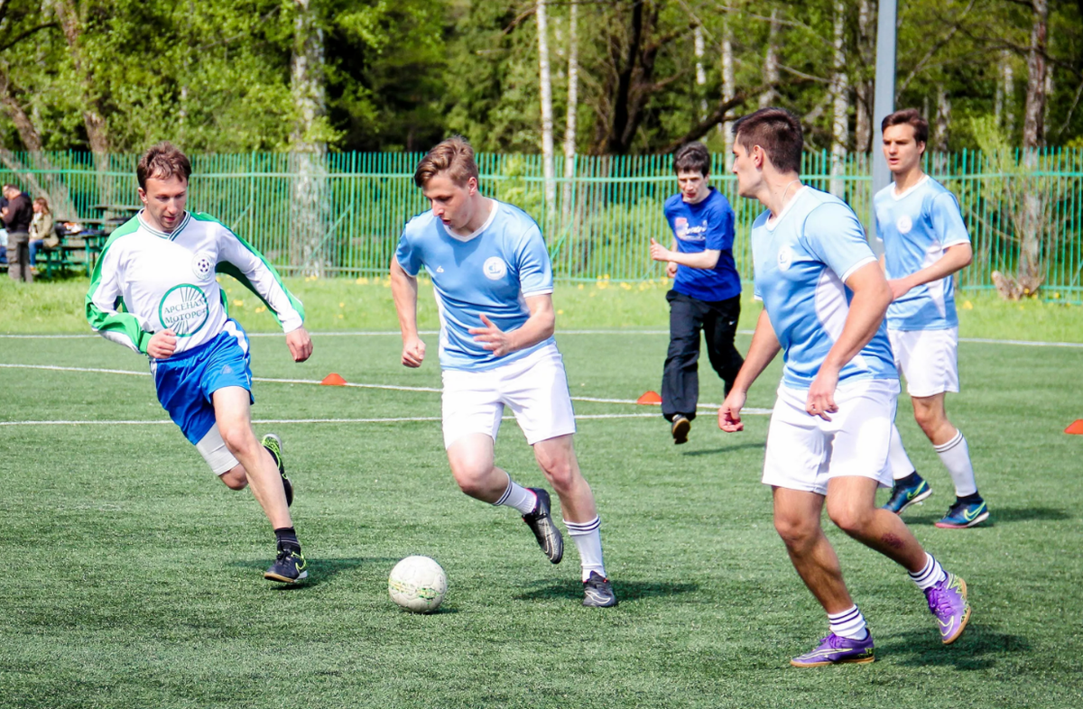 На соревнованиях 28 игр. Юношеский футбол. Футбол молодежь. Спортивные соревнования футбол. Студенты играют в футбол.