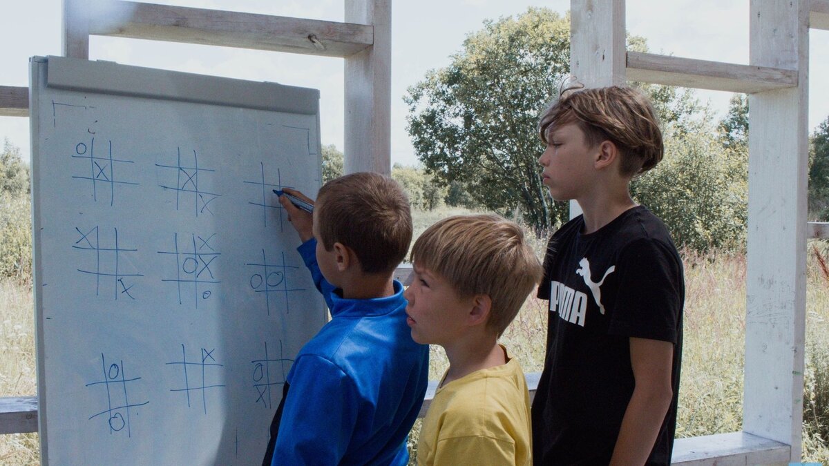 От учителя я узнала, что у сына проблемы с общением, математикой и физкультурой. Клим с трудом подтягивается и бегает, не может за себя постоять, неохотно отвечает у доски. 