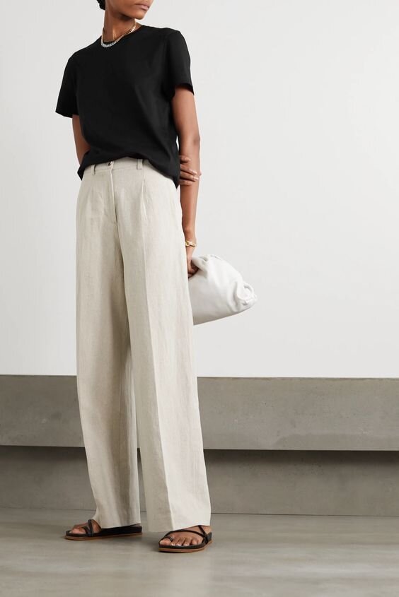 С широкими брюками в пол получается просто шикарный образ. Даже с обычными шлёпанцами:)