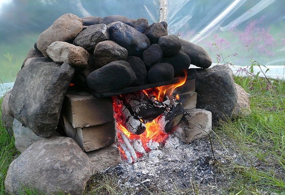 Походная баня из нескольких жердей, полиэтилена и камней3