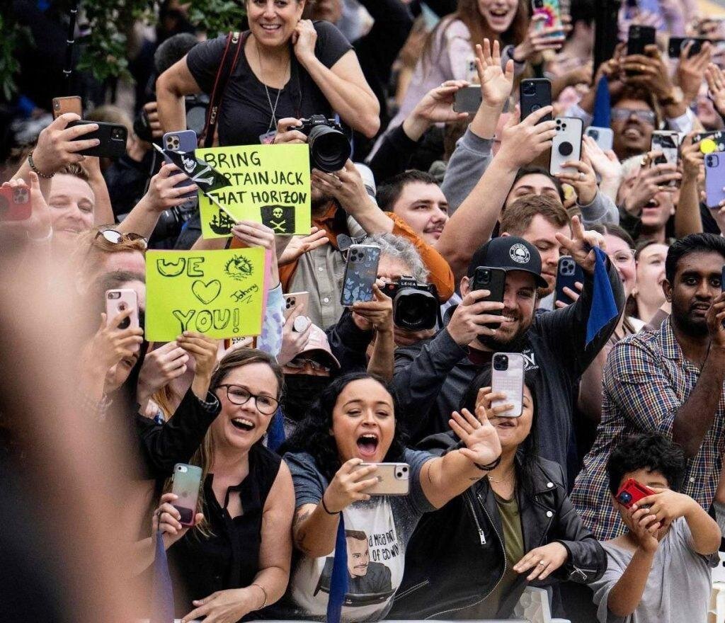 Фанат. Фанаты на концерте. Звезда и поклонники. Поклонники/поклонницы. Раздает автографы.