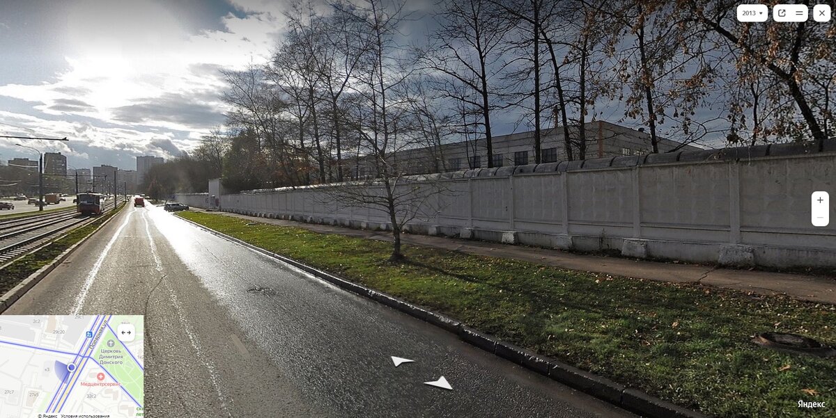За белым забором справа - помещения завода в 2013 году. Скрин с Гугл-панорам