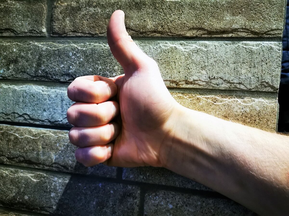 А привычный жест “большой палец вверх” будет призывом для грека замолчать.