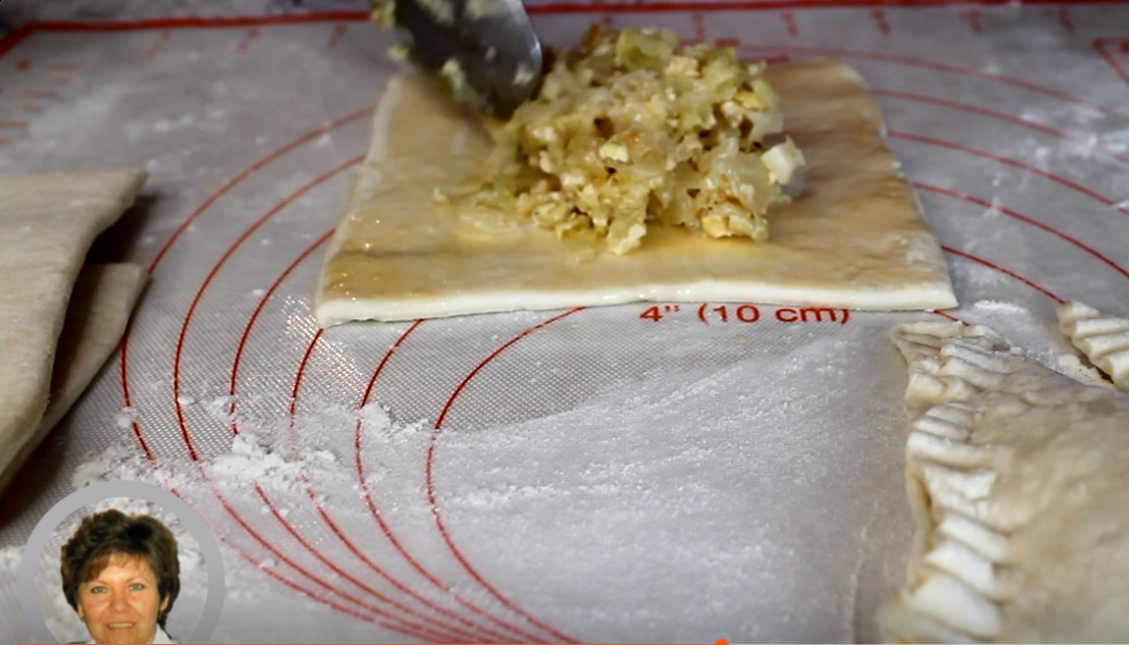 Пирог из слоёного теста с капустой - Лайфхакер