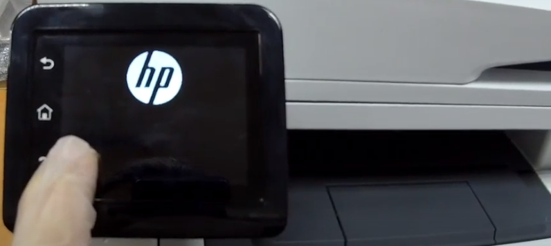 Ждем, когда появится логотип HP, нажимаем и удерживаем левый нижний угол 