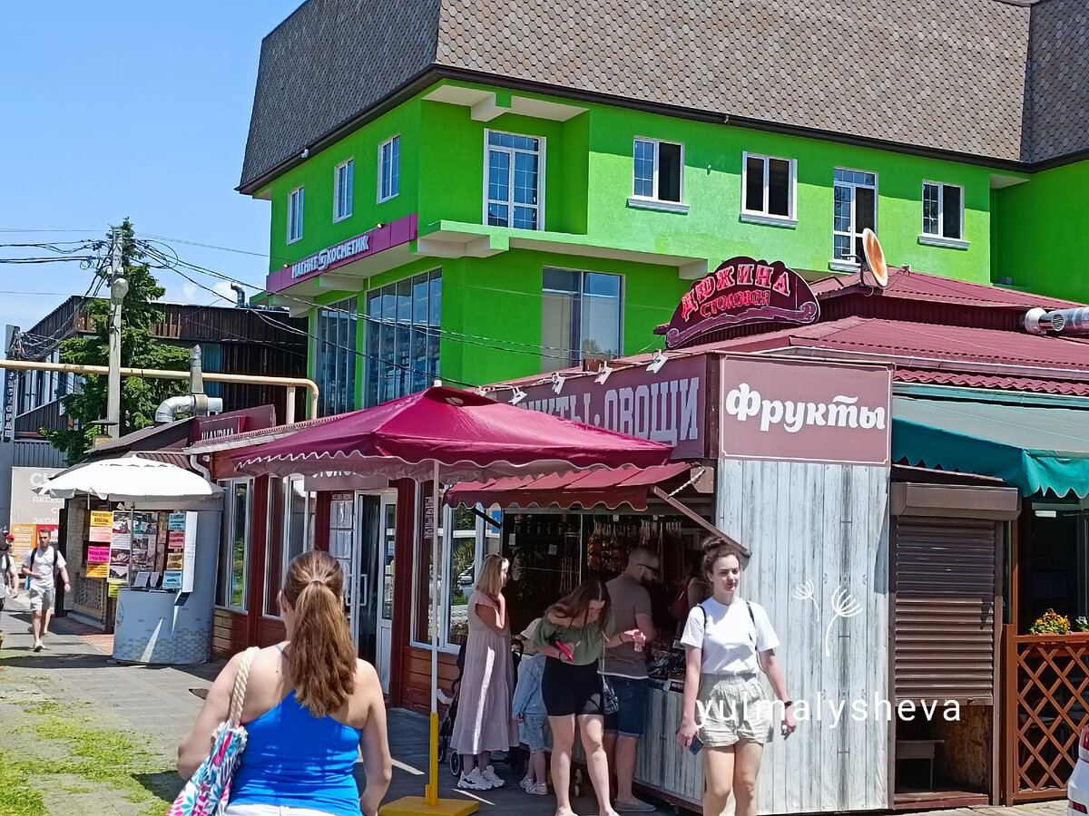 Эту недорогую столовую с первого раза и не приметишь 