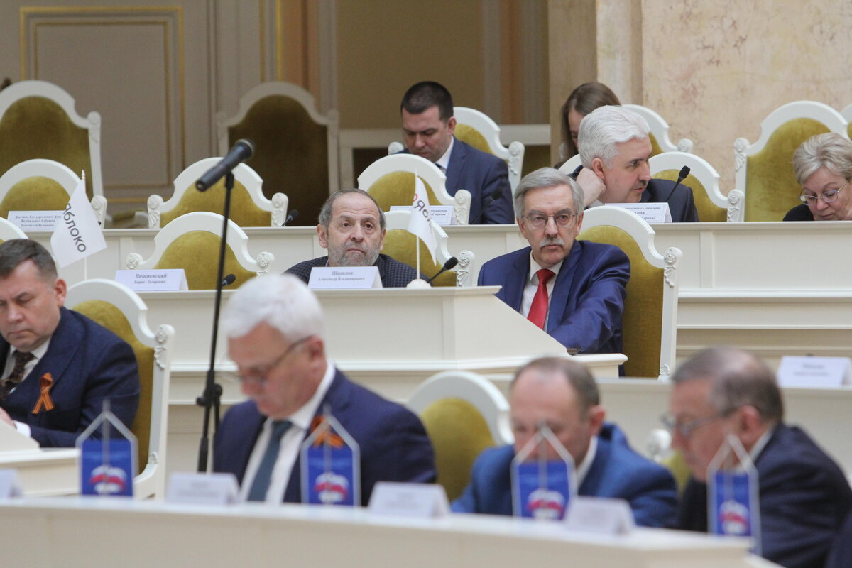 На фото: Борис Вишневский и Александр Шишлов (во втором ряду) / пресс-служба партии