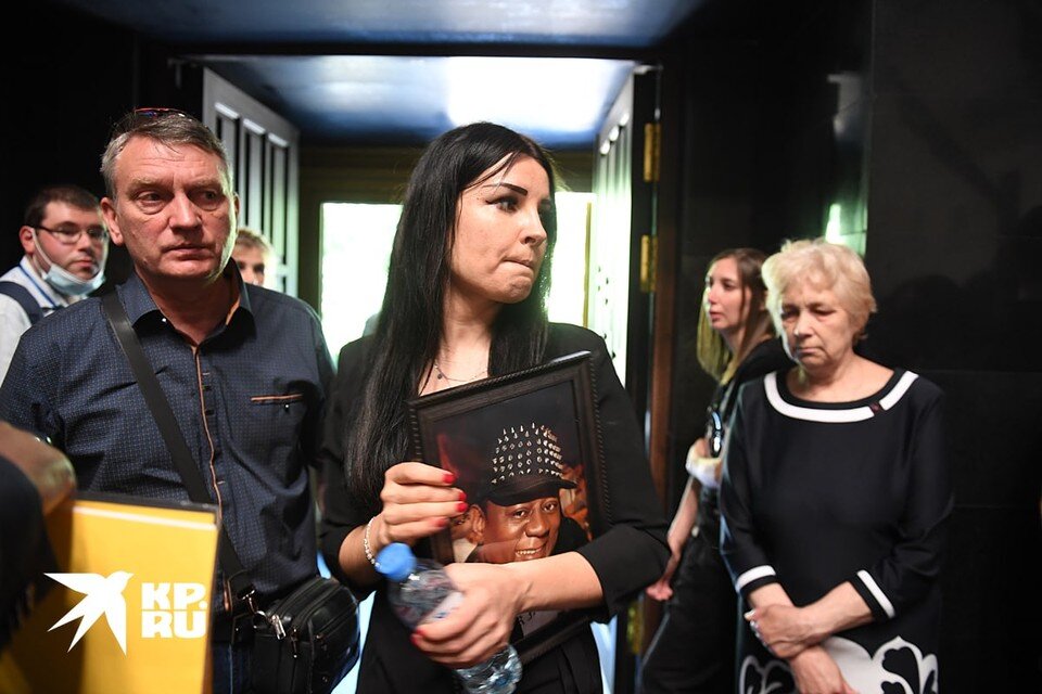     Бывшая жена Пьера Валерия Калачева принесла на похороны святую воду. Михаил ФРОЛОВ