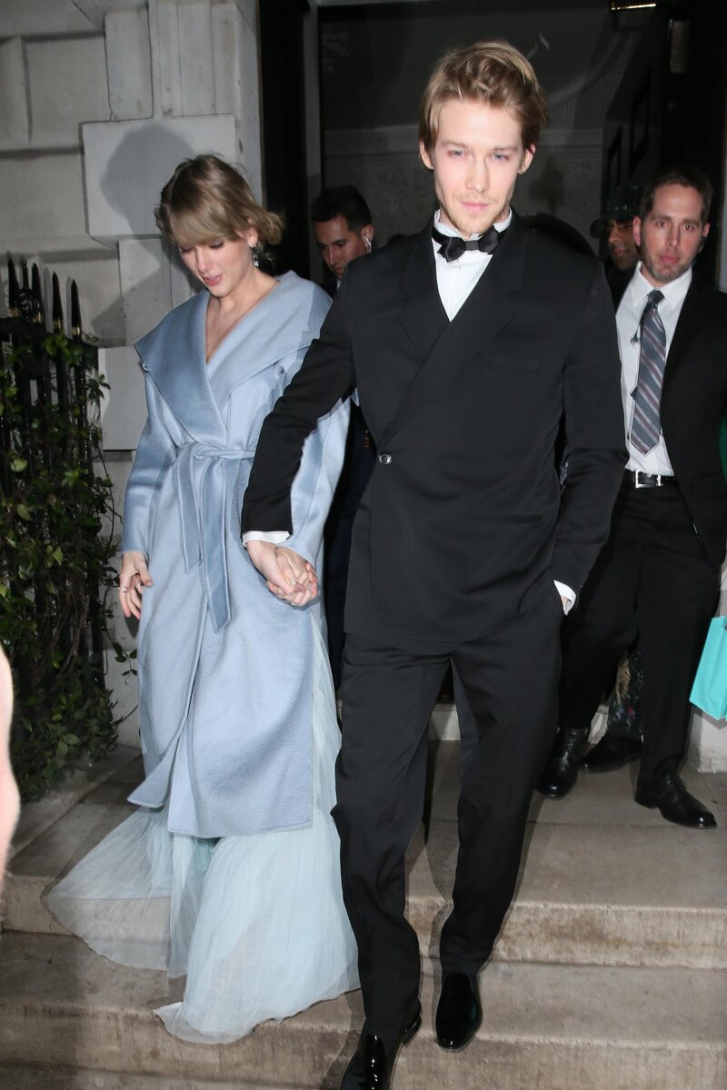    Тейлор Свифт и Джо Элвин помолвленыLegion-Media