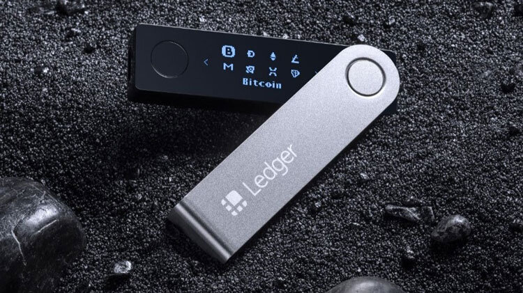 Ledger – это аппаратный кошелек. Выглядит он как обычная флешка USB, поэтому хранить его очень удобно. Ledger предназначен для хранения не только USDt, но и для большинства других популярных активов.