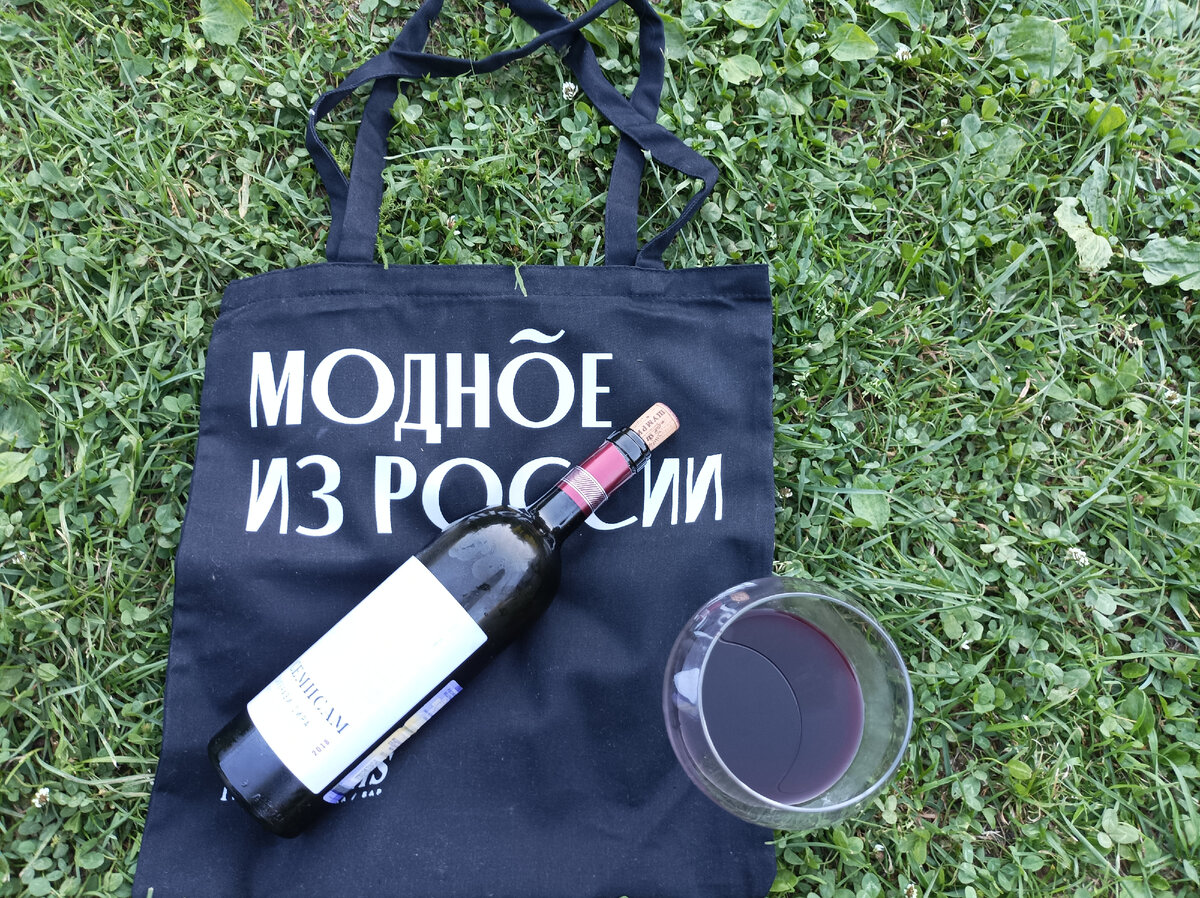 Семисам Саперави-Сира от Винодельни "Шумринка" получил "платину" на Decanter World Wine в прошлом году.