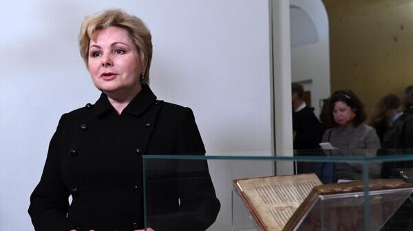    Генеральный директор Музеев Московского Кремля Елена Гагарина выступает на открытии выставки "Франция и Россия. Десять веков вместе"© РИА Новости / Сергей Пятаков