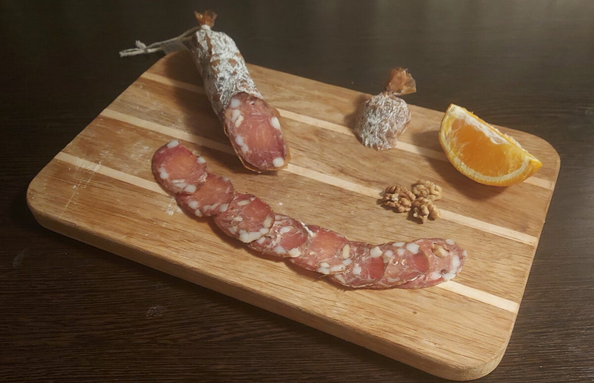 Сыровяленая колбаса.