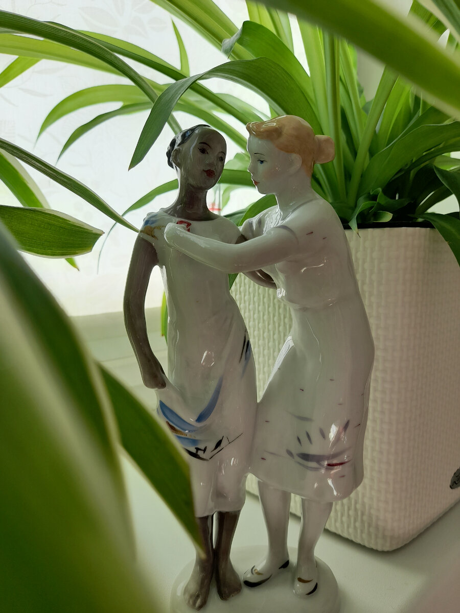 "Фестиваль" ("Награждение"), 1957г, ЛФЗ. Фото  предмета из личной коллекции автора.