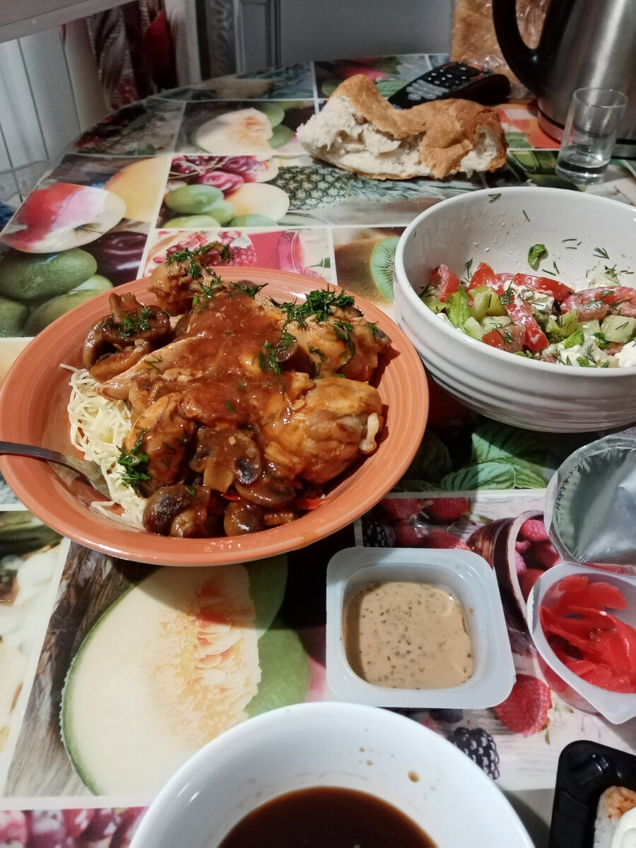 Курочка в соусе терияке со спагетти барилла и роллы!