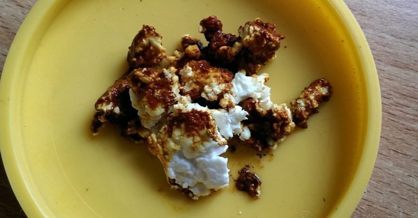 Все мы хотим покупать качественные и свежие продукты, но, к сожалению, не всё на прилавках можно назвать таковым. Некоторые недобросовестные продавцы пытаются подсунуть нам кота в мешке. 
Для того чтобы вывести их на чистую воду, вам понадобятся эти 9 простых лайфхаков. С их помощью вы сможете определить качество продуктов. Также в этом вам пригодятся элементарные знания по химии и несколько полезных вещичек.