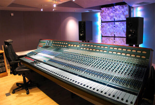 Заказной пульт Neve 8078 в студии Way Recording Studio London