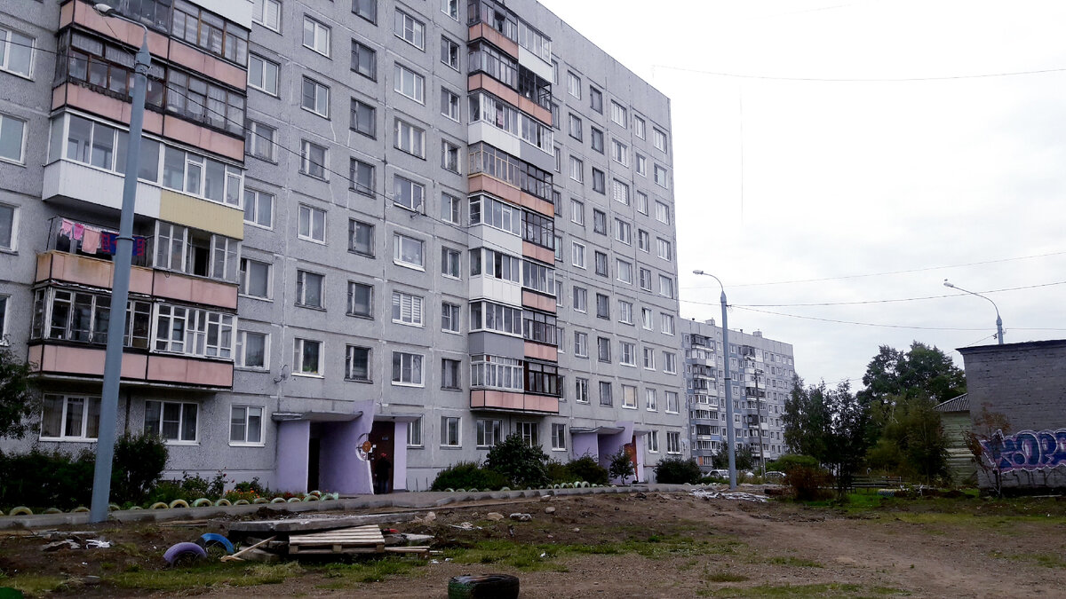 Двор в Соломбале.Дом напротив Сережиного.