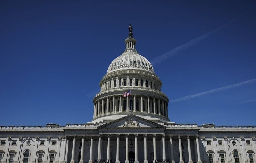    Здание Конгресса США  EPA-EFE/SAMUEL CORUM