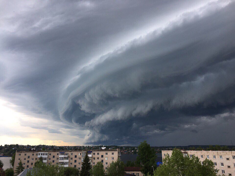 Тучу передернуло. Облака шкваловый ворот Ухта. Шкваловый ворот. Грозовой воротник. Природные явления в Пермском крае.