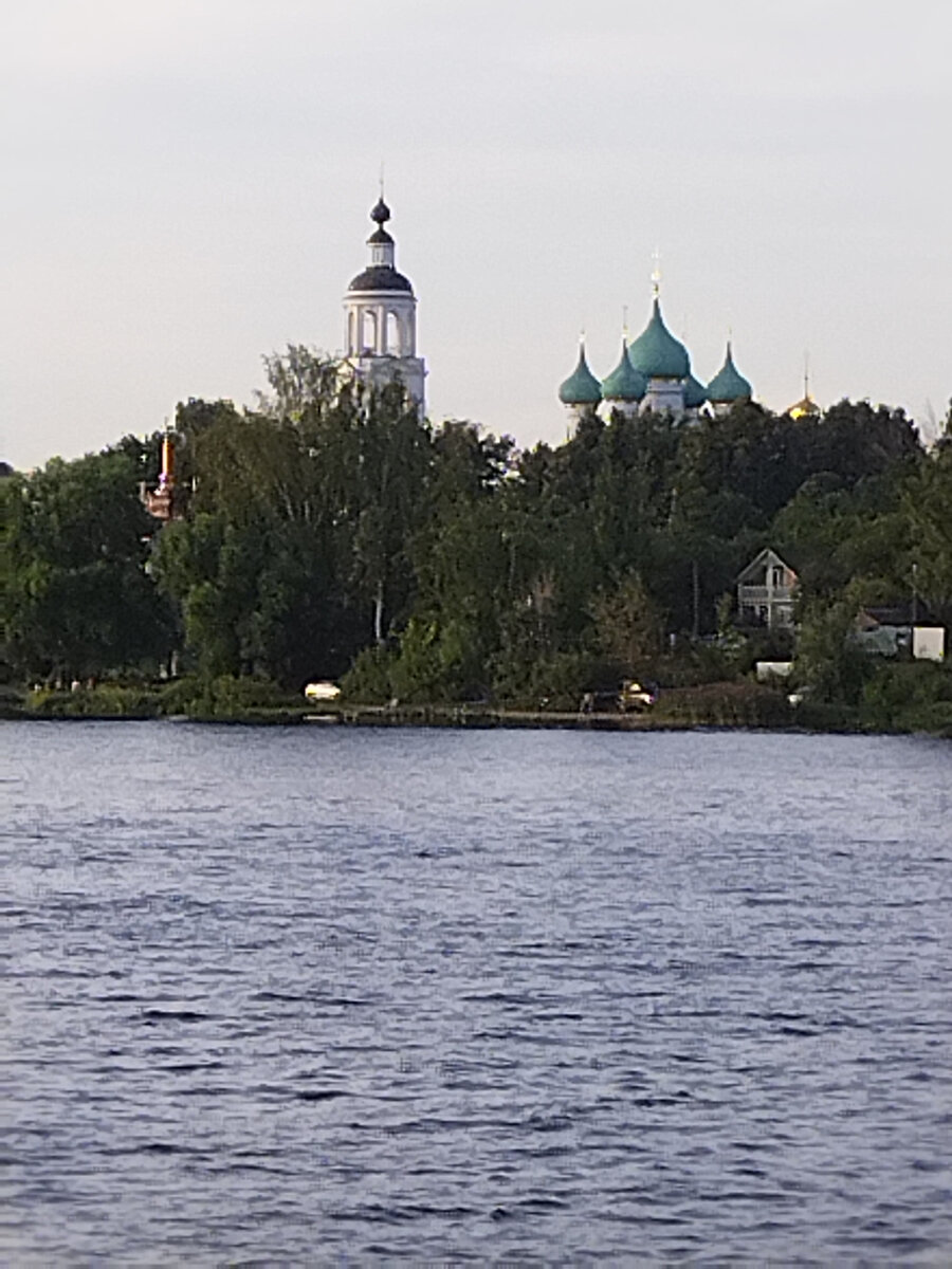 Вид на монастырь с Волги