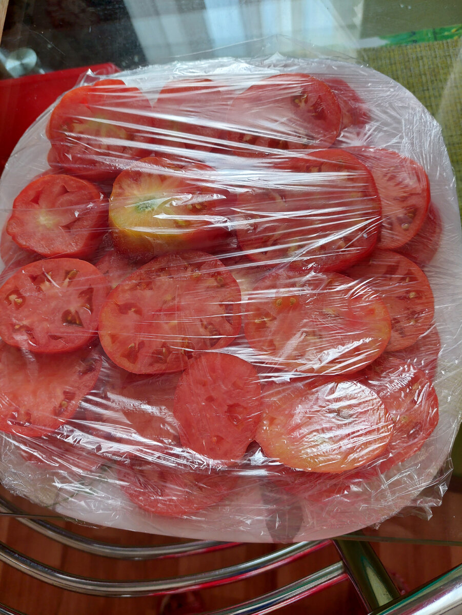 Тарелка с помидорами. В этот раз у меня 4 слоя получилось. 