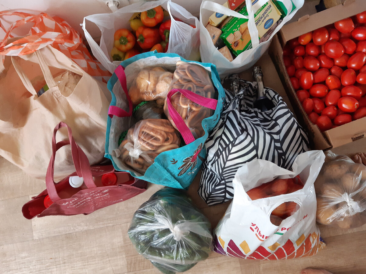 обратите внимание - все покупала в свои сумки, и даже пакеты тоже мои, из дома, использую повторно