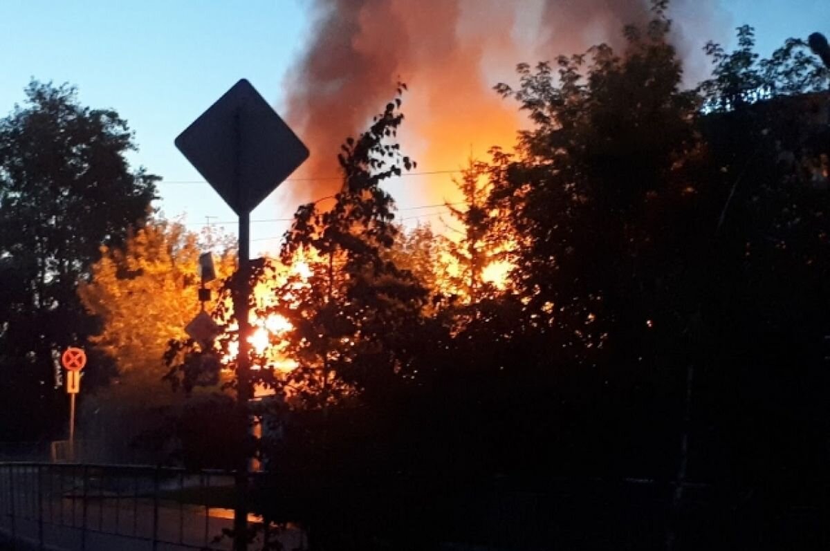    Ночью в Тюмени на ул. Максима Горького сгорели два дома и автомобили