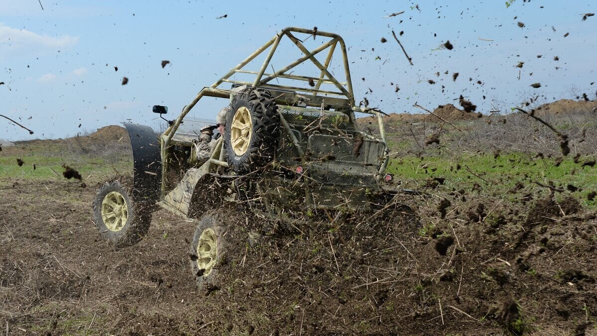    Многоцелевой автовездеход марки "Чаборз" проходит испытания на территории учебного центра по подготовке спецподразделений в Гудермесе© РИА Новости / Саид Царнаев