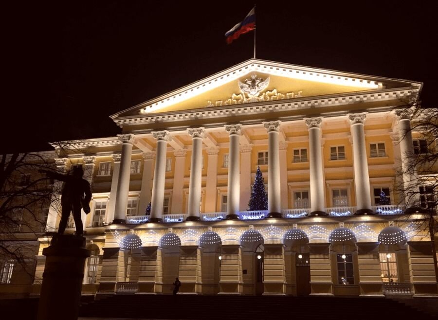 Смольный. Здесь расположена Администрация Санкт-Петербурга. Здесь решаются вопросы жизни города, в том числе, вопросы повышения тарифов. В 1917 году в этом здании располагался штаб Великой октябрьской социалистической революции. Здесь были Ленин, Троцкий, Киров, Дзержинский, Антонов-Овсеенко, Урицкий, Володарский...