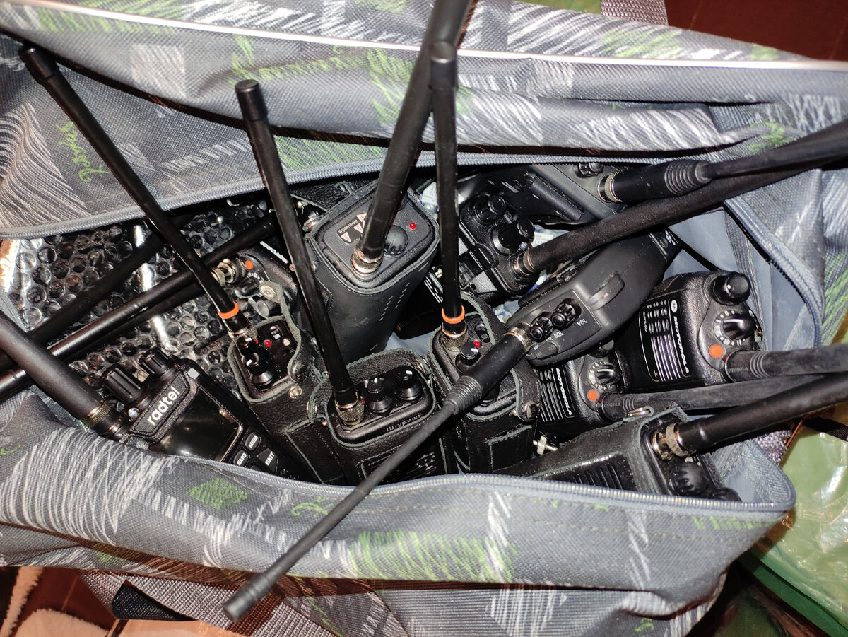 За последние 3 десятилетия я проверил реальную работу в лесу множество разнообразных портативных радиостанций. 