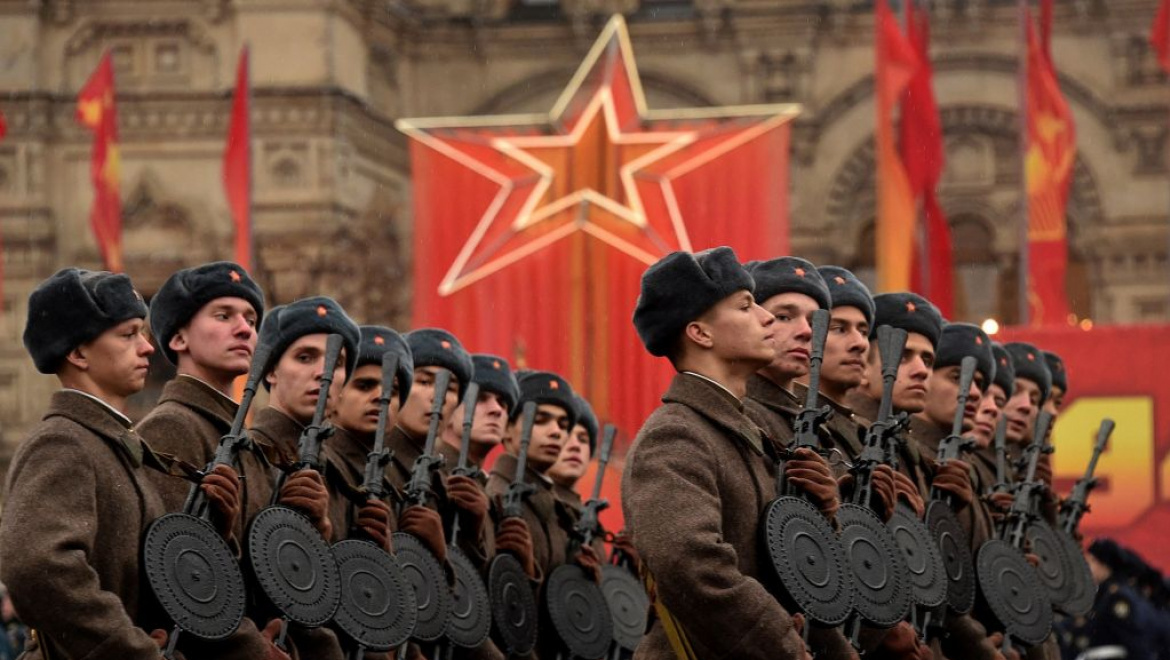 Победа первой 2. Красная армия. Солдаты на параде. Парад 23 февраля СССР. Парад Победы 1995 года.