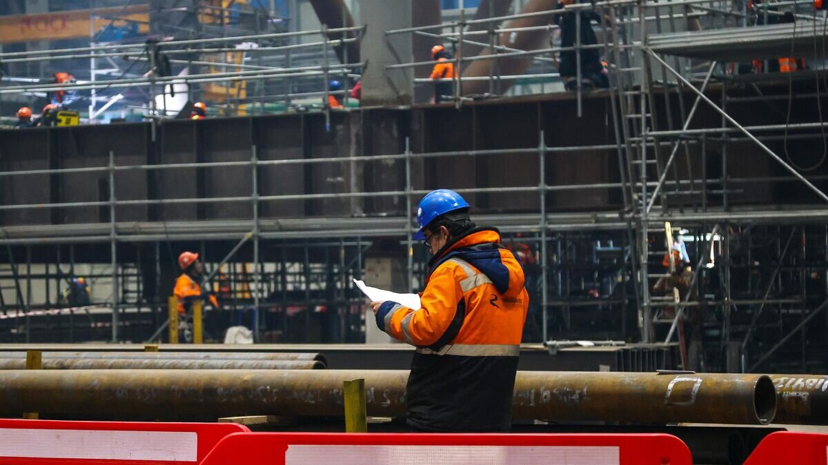    Рабочие в цехе сборки палубных секций на территории Центра строительства крупнотоннажных морских сооружений© РИА Новости / Павел Львов