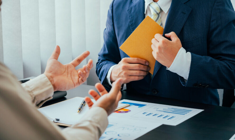    Житель Ноябрьска ответит перед судом за взятку