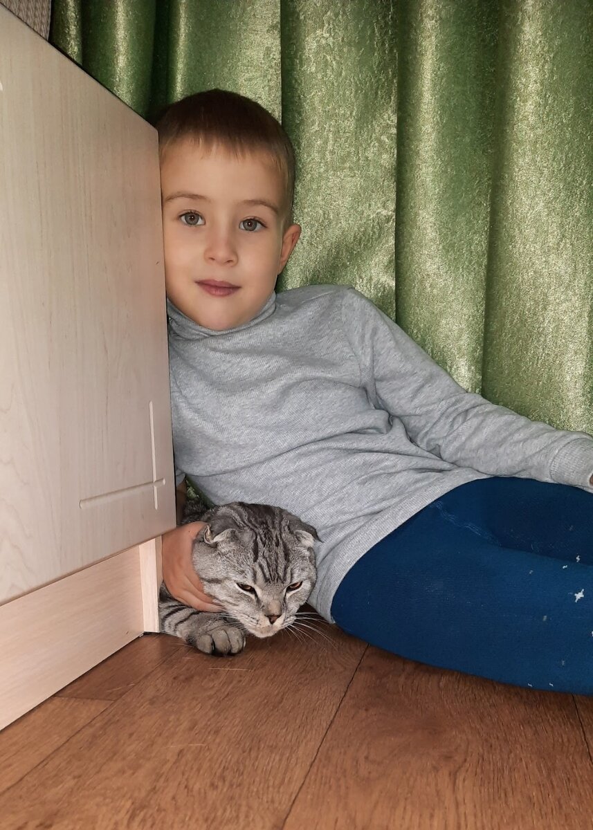 На фото кот моей сестры Кексик. Всем своим видом показывает как он рад встрече с Кирюшкой 