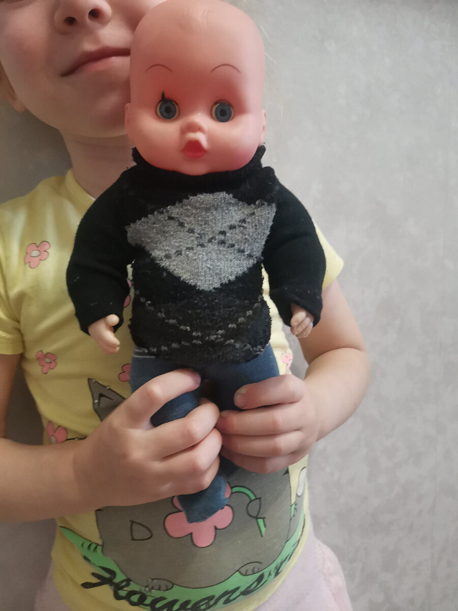 Этой кукле уже много лет. Её подарила ещё моя бабушка моей первой дочери когда та была совсем маленькой. Это единственная игрушка что я оставила, остальное раздала, и сейчас Лера эту куклу тоже любит. 