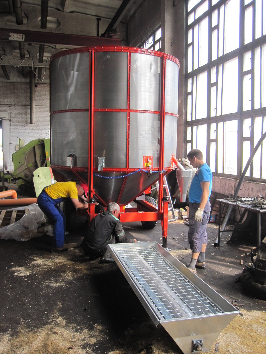 Загрузочный лоток на мобильной зерносушилке