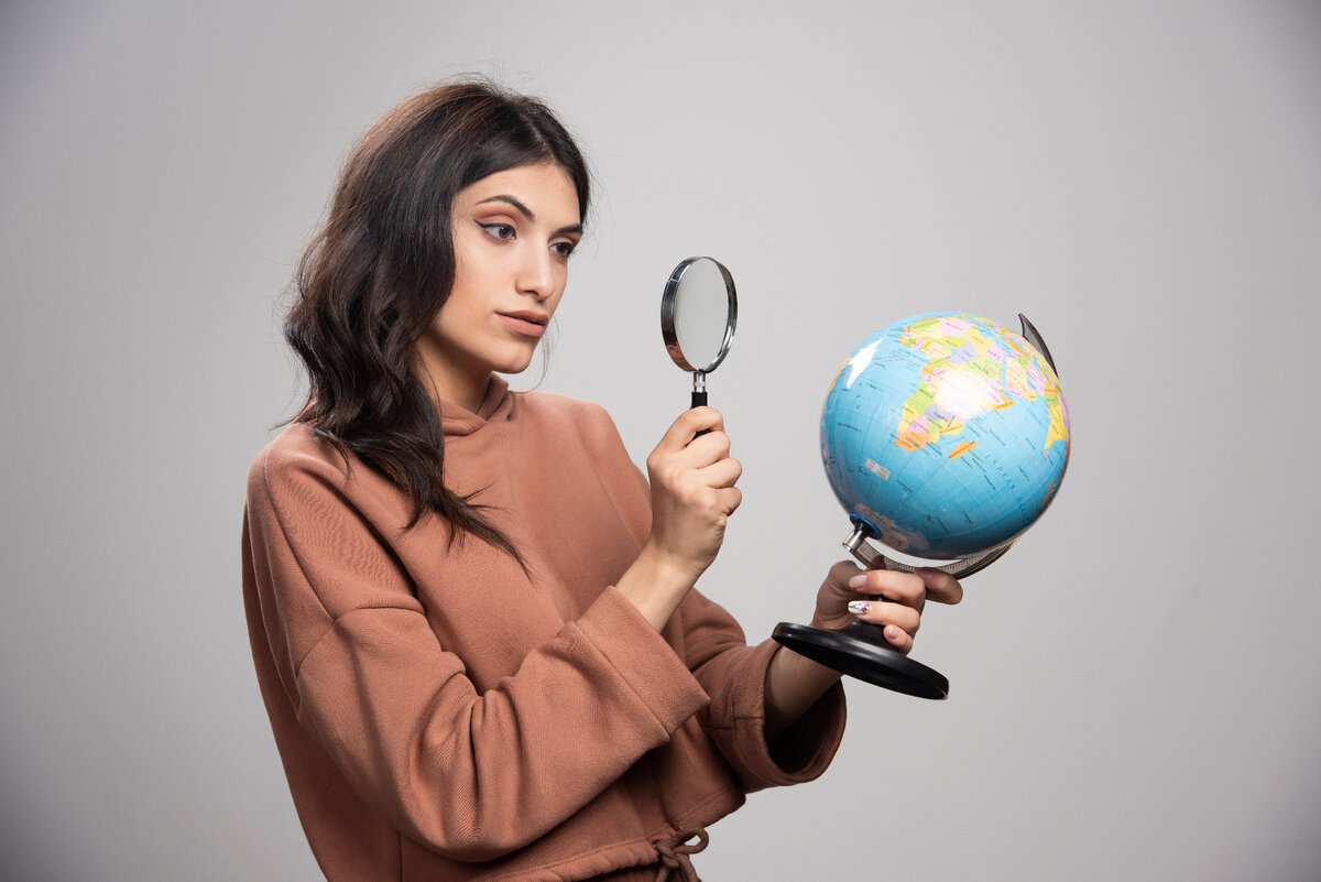 Источник https://www.freepik.com/free-photo/brunette-woman-looking-globe-with-magnifying-glass_13083799.htm#query=%D0%B8%D1%89%D0%B5%D1%82&position=7&from_view=search