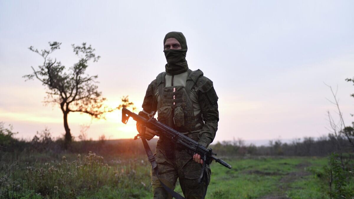    Боец Народной милиции ЛНР в районе села Спорное в ДНР© РИА Новости / Виктор Антонюк