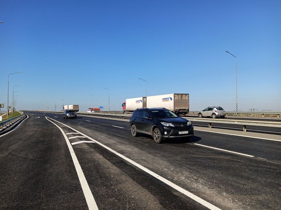     Первые автомобили поехали по открытому сегодня Обходу поселка Максима Горького. Эдуард Пальгунов