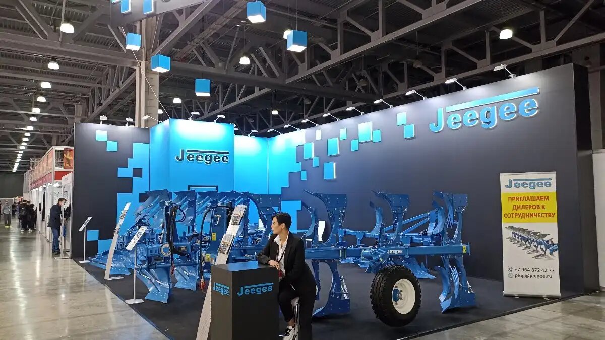 Фото: glavpahar.ru Экспозиция плугов Jeegee на АГРОСАЛОН 2022