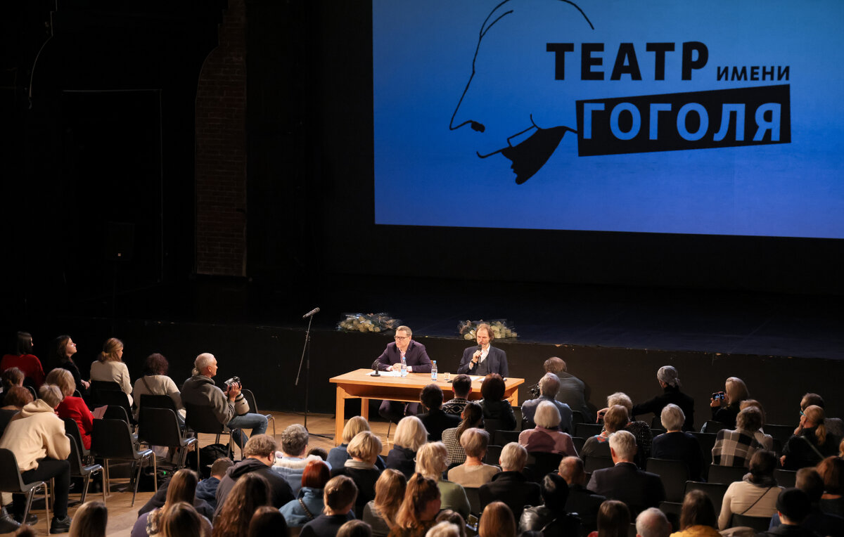    Директор Театра имени Гоголя Александр Бочарников и художественный руководитель Антон Яковлев (в центре)   Артем Геодакян/ТАСС