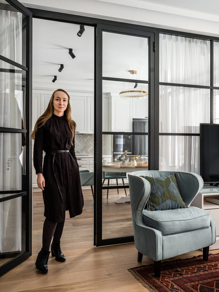 Квартира по дизайну Юлии Хохловой: яркий декор и ванная с окном ...