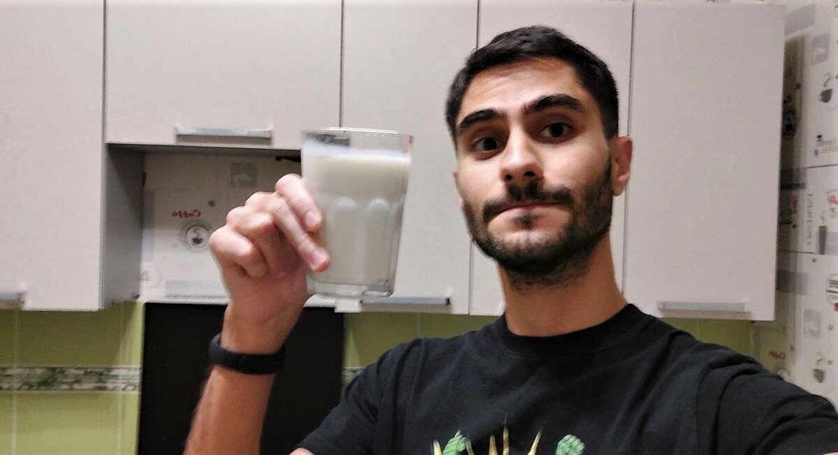 Я не особый ценитель молока, но ради материала пришлось фоткаться  Добавьте описание
