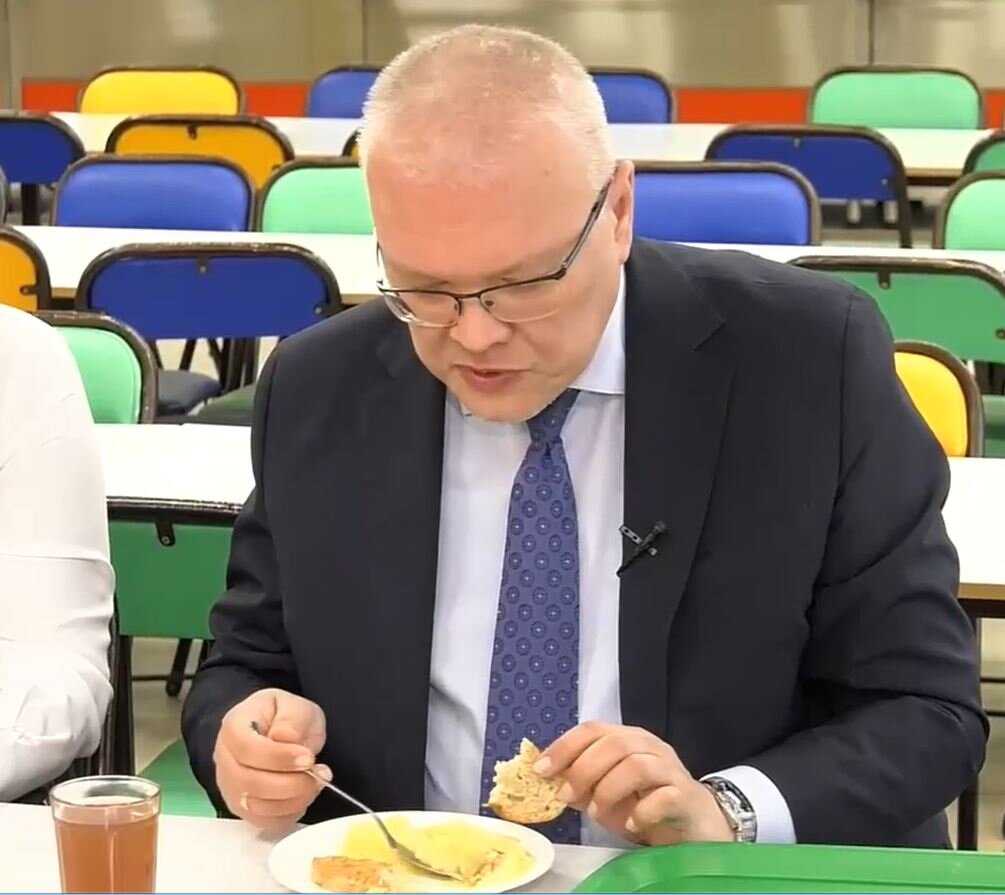 губернатор соколов трапезничает детским обедом