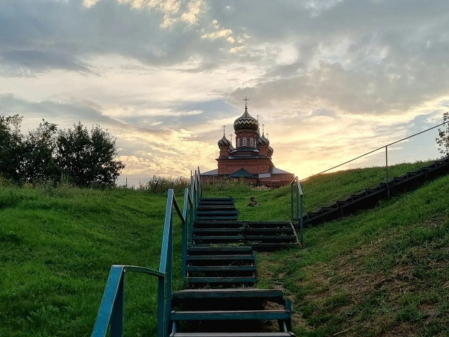 Вид на храм от источника (галерея - стрелка вправо).